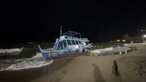Strong Waves and Winds Smash Tourist Boat Ashore in Pattaya, Causing Heavy Damage; Owner Suspects Anchor Rope May Have Been Cut