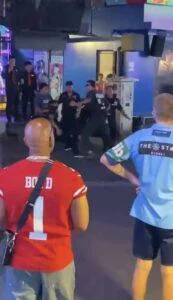 3-on-1 Brawl Erupts on Pattaya’s Walking Street as Thai Men Attack Foreign Tourist