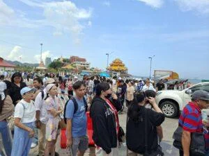 Tourism to Koh Si Chang Remains Strong as Crowds Queue for Ferries During Extended Holiday