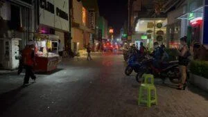 Two Foreign Tourists Spray Fire Extinguisher on Pattaya’s Walking Street, Causing Chaos During Songkran Celebrations