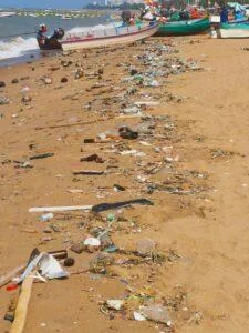 Pattaya Officials Clearing Monsoon-Driven Marine Debris from Jomtien Beach