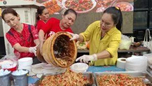 Pattaya Community Leader Hosts Large-Scale Free Food Distribution on Walking Street for Birthday, Raises Funds for New Hospital