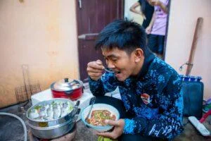 Clever Pattaya Fisherman Catches 15kg of Blackchin Tilapia on Pattaya Beach, Cooks and Declares It Tastes Delicious