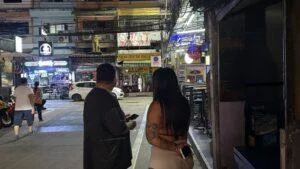 Two Foreign Tourists Gang Up on One in Fistfight on Soi Buakhao in Pattaya, Chaos Ensues as Locals and Motorbike Taxi Drivers Step In to Stop the Brawl